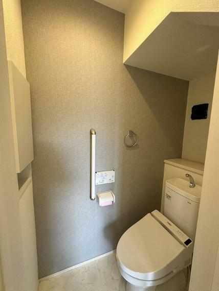 トイレ 換気できる窓付き1階トイレ。