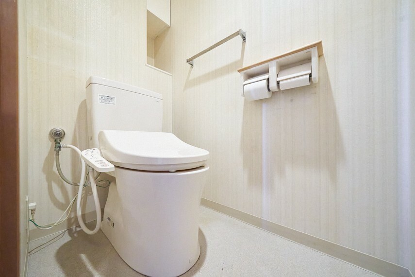 温水洗浄便座や小物置き、タオル掛けなどが設置されております。