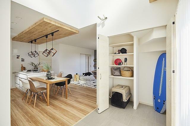 【4号地モデルハウス】<BR/>住まいの随所に収納スペースがあります。スッキリと部屋の中を片付けられ、住空間を綺麗に保てそうです。