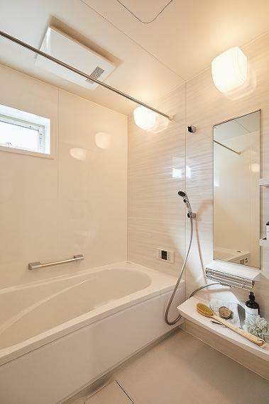 【4号地モデルハウス】<BR/>明るく清潔感のある浴室です。1日の疲れをゆったりと癒していただけます。浴槽は、半身浴を楽しめるベンチタイプです。