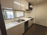 キッチン 食洗器付きの対面型キッチン。上部の吊り戸棚を外しより開放感のあるオープンキッチンへのリフォームも可能。