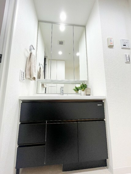 三面鏡付きのスタイリッシュなデザインの洗面化粧台