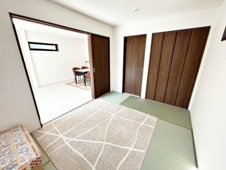 和室 【和室6帖】 リビングと続き間の和室はオープンにして大空間にしたり、クローゼットもあるので個室として使用することもでき便利です。