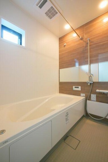 浴室 ■くつろぎの1坪浴室、追い焚き機能＆浴室乾燥機付き