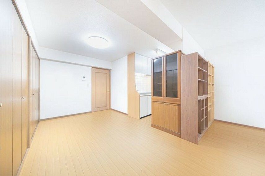 居間・リビング 【リビング・ダイニング】※画像はCGにより家具等の削除、床・壁紙等を加工した空室イメージです。