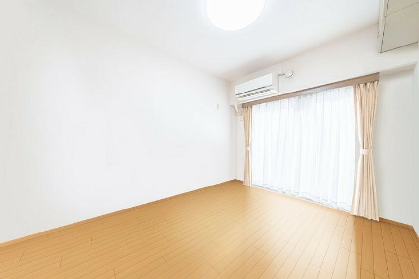 【バルコニー側洋室】※画像はCGにより家具等の削除、床・壁紙等を加工した空室イメージです。