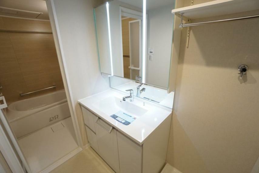 三面鏡つき洗面台。鏡裏にたっぷりとした収納スペースがあります。鏡を閉めてしまえば小物は見えないため、スッキリとした印象の洗面台にできます。