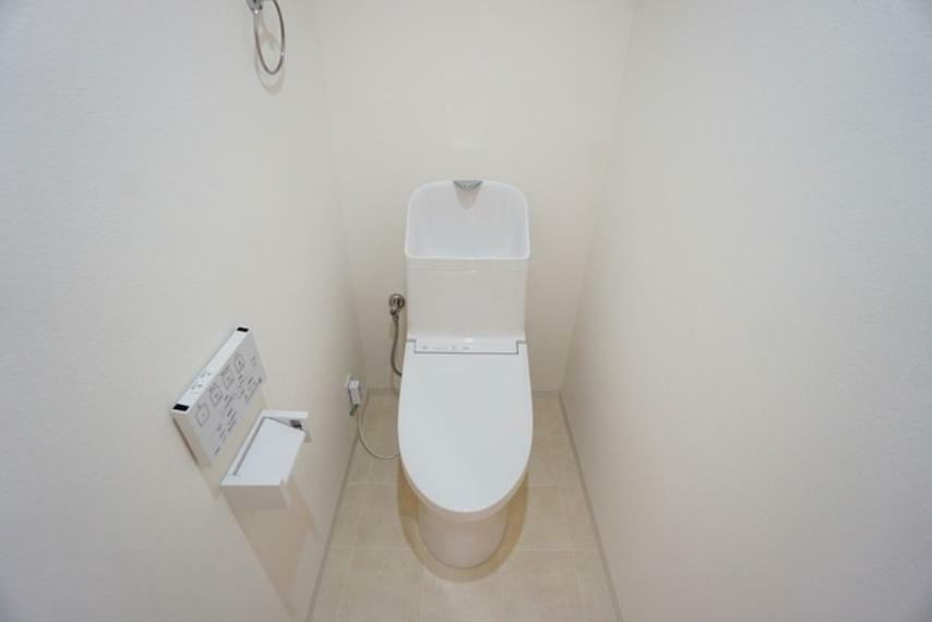 トイレ 壁リモコンタイプのウォシュレット付き。すっきりした見た目で、トイレ奥の掃除もしやすいです。トイレ上部には収納付き＾＾