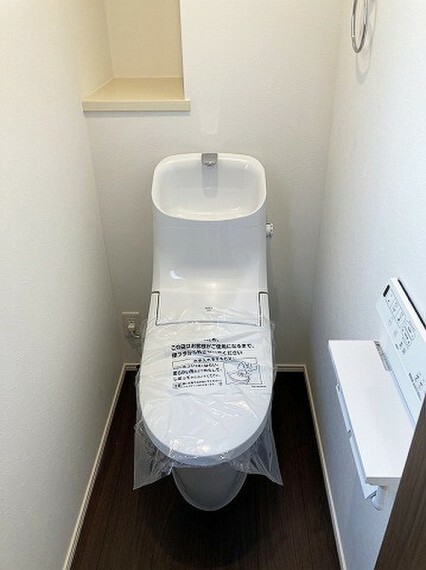 トイレ 温水洗浄機付で快適なレストルーム。1階と2階に設置されていますので忙しい朝も安心です。