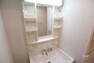 脱衣場 洗面室洗面化粧台には収納スペースが設けられてれているため、様々なものを置くことができます。