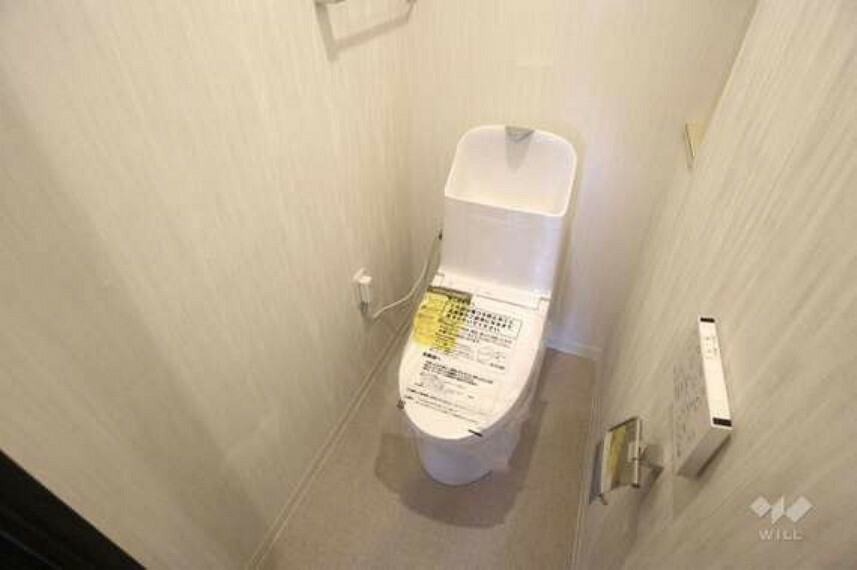 トイレ トイレウォシュレット付き。タオル掛けもあり、すっきりとした空間になっています。