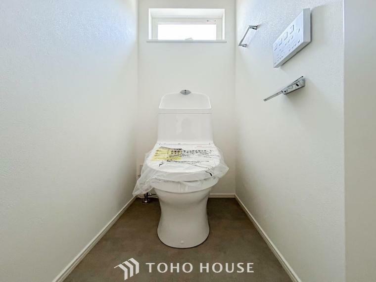換気と明るさに配慮した清潔感溢れるトイレ。落ち着いた空間で安らぎのひとときをお過ごしいただけます。