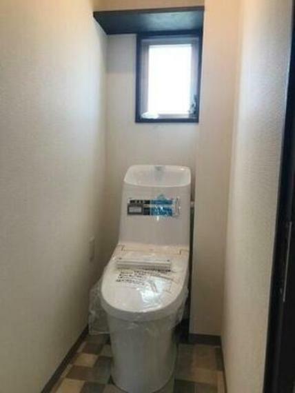 トイレ 上部棚付き 温水洗浄便座一体型トイレ　窓有り換気良好