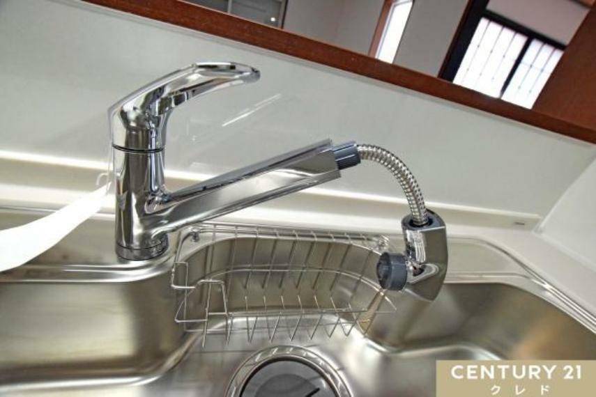 キッチン 【シャワー付き水栓】 キッチンには自由度の高いシャワー付きの水栓を使用。 シンクの壁面にも直接水をかけることができるので、洗剤の洗い残しなどのリスクを少なくします。