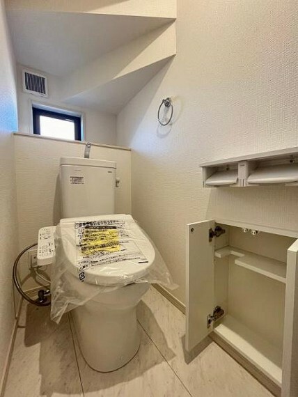 トイレ 温水洗浄便座付き！側面には収納棚が設置されているのですっきり収納