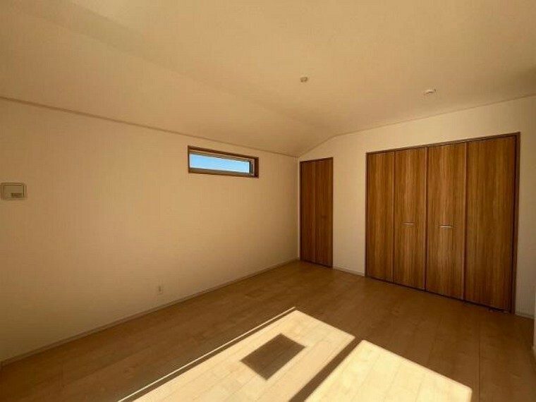 寝室 ダブルクローゼット付き収納充実の洋室 ナチュラルな色味の床は家具も合わせやすく暖かい雰囲気です