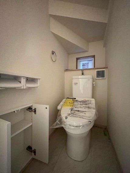 トイレ 温水洗浄便座付き！側面には収納棚が設置されているのですっきり収納
