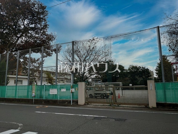 小学校 杉並区立松庵小学校 松庵小学校までは、お子様の足でも徒歩約9分（約660m）。目の行き届く距離にある小学校なら、通学を見守るご家族も安心ですね。