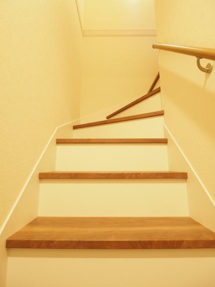 階段には手すり付き。 暮らしの中のちょっとした動作がぐっと楽になります。