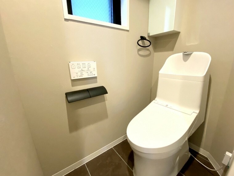 トイレ いつも綺麗に清潔に！ウォッシュレット付きトイレです。もちろん窓も付いてるので空気の入れ替えも楽にできます。 ■国立市青柳2　分譲マンション■