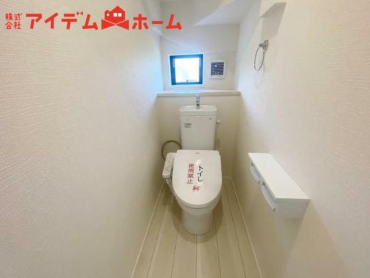トイレ 1号棟 温水での洗浄機能がついておりますので、 清潔かつ衛生面も安心です。