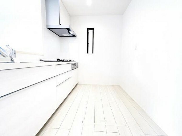 キッチン 自然光の入る窓があるキッチンです、食品の常温保存に便利な床下収納付きです。
