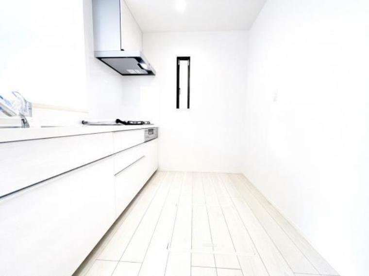 自然光の入る窓があるキッチンです、食品の常温保存に便利な床下収納付きです。