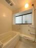 浴室 【リフォーム済】浴室はハウステック製の新品のユニットバスに交換しました。1日の疲れをゆっくり癒すことができそうです。浴室乾燥機付きのため雨の日でも洗濯物が乾きます。（鏡はこれから設置します）