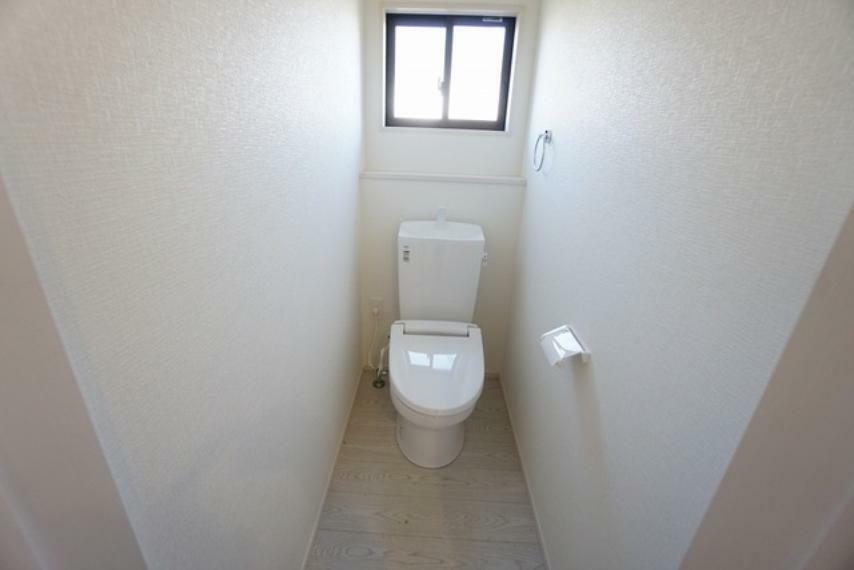 トイレ 2階のトイレ。わざわざ1階に降りる必要がないので便利ですね＾＾