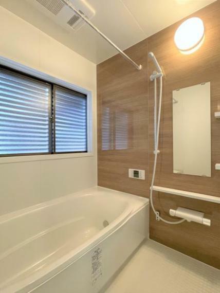 浴室 【リフォーム済】浴室はリクシル製の新品のユニットバスに交換済み。浴槽には滑り止めの凹凸があり、床は濡れた状態でも滑りにくい加工がされている安心設計です。