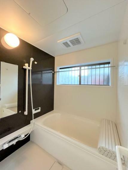 浴室 【リフォーム済】お風呂は、1坪に拡張を行い、ハウステック製のユニットバスに新品交換しました。大人でも足を伸ばして入れる大きさで、ゆっくりお風呂に浸かれますよ。
