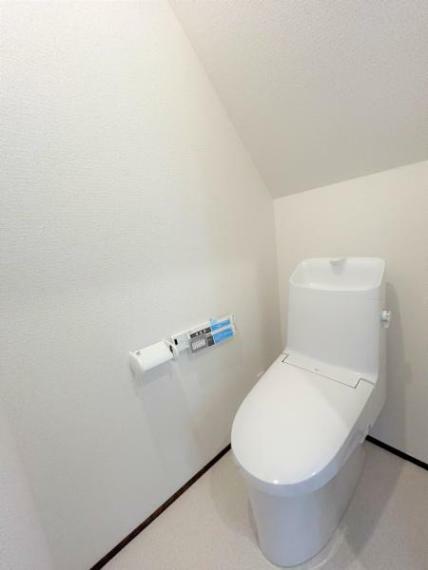 トイレ 【リフォーム済】トイレはLIXIL製に新品交換しました。クロスの張替えも行いました。毎日肌に触れる部分なので、新品だとうれしいですね。