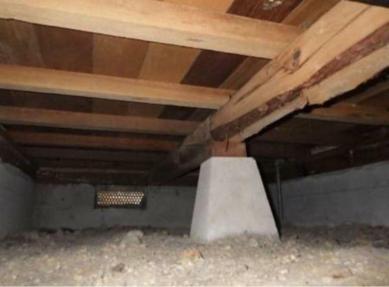 構造・工法・仕様 【床下写真】中古住宅の3大リスクである、雨漏り、主要構造部分の欠陥や腐食、給排水管の漏水や故障を2年間保証します。その前提で屋根裏まで確認の上でリフォームし、シロアリの被害調査と防除工事もおこないました。