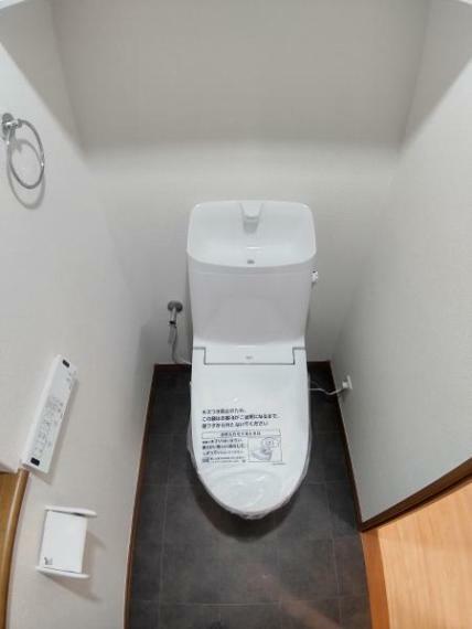 トイレ 【トイレ】トイレはLIXIL製の温水洗浄機能付きに新品交換しました。キズや汚れが付きにくい加工が施してあるのでお手入れが簡単です。直接肌に触れるトイレは新品が嬉しいですよね。