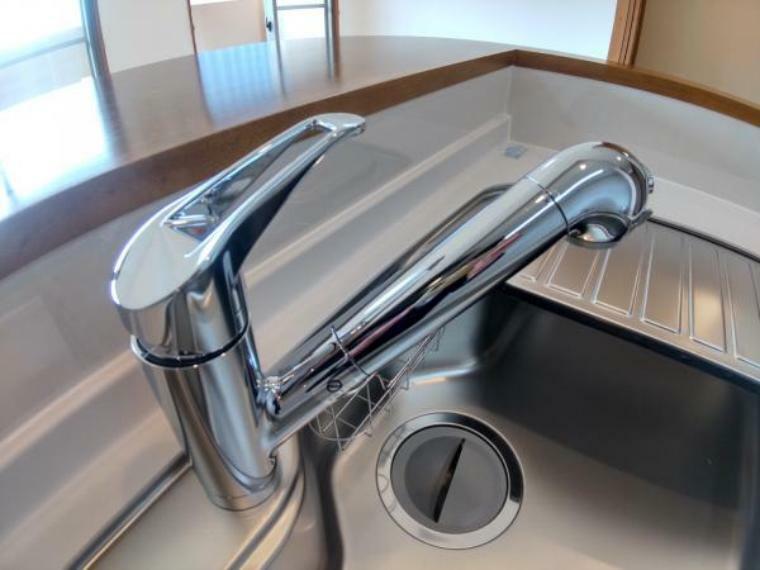 キッチン 【水栓】新品キッチンの水栓金具はノズルが伸びてシンクのお手入れもラクラクです。水栓本体には浄水機能が内蔵されていて、おいしいお水をつくります。