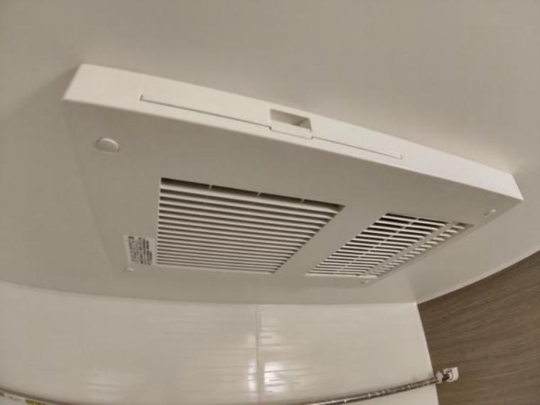 浴室 【浴室乾燥機】新品のユニットバスは浴室乾燥機能付きです。湿気をすみずみまで除去、結露やカビの発生を抑えます。雨の日のお洗濯にも便利ですね。