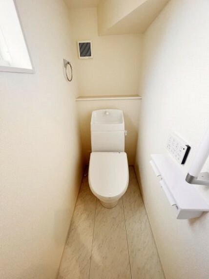 トイレ 家族みんなが毎日使う場所。シンプルで落ち着く空間にすることで、永く使っても飽きの来ない空間に。