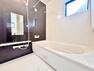 浴室 素敵なバスパネルと曲線デザインが美しい浴槽が高級感を感じさせる浴室に身も心も癒されます。