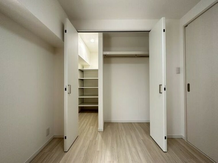 充分な収納スペースを確保。居室内に余計な家具を置く必要がないので、シンプルですっきりとした暮らし。
