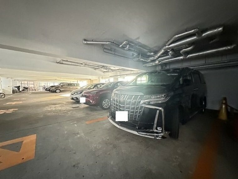 敷地内駐車場 大切なお車を雨や風から守ります。駐車場は屋内にあり、天気の影響を受けず安心です。