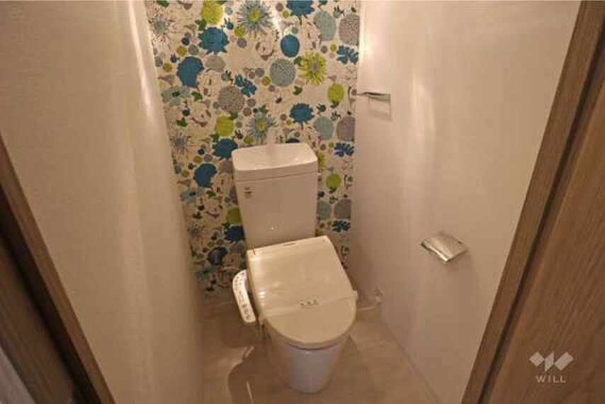 トイレ 【トイレ】アクセントクロスが特徴的。ウォシュレット付きです。