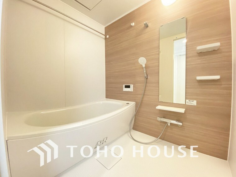 浴室 大型浴槽とシックな色合いの浴室は一日の疲れを癒す特別な空間に