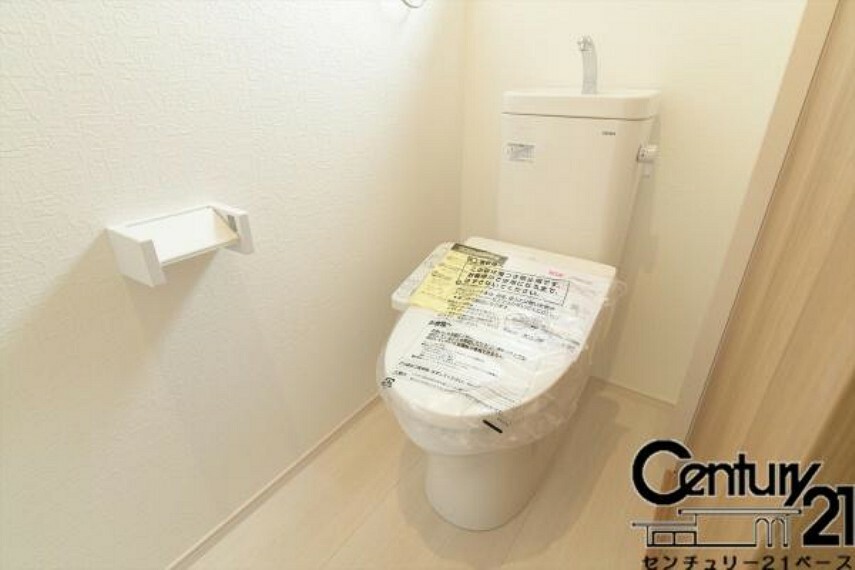 トイレ ■現地撮影写真■1階はウォシュレット付き！フチなし＆くるっと洗浄でお手入れもしやすいです！