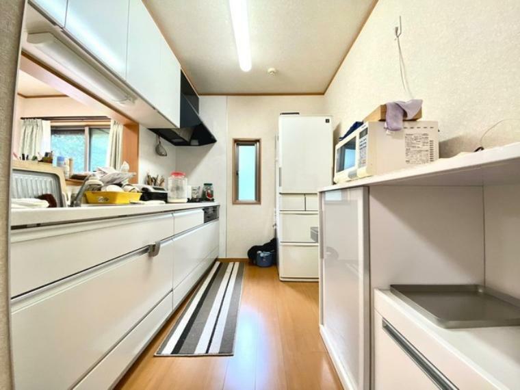 キッチン ～広々キッチンスペース～ ・キッチンスペースは余裕のある広さとなっており、キッチン内のでのすれ違いも楽々。 ・お料理や洗い物がしやすい設計となっております。
