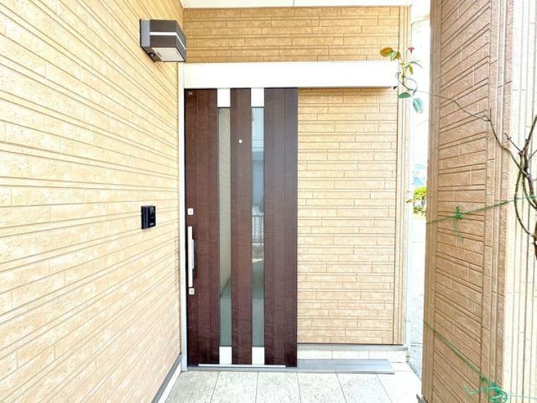 玄関 ～デザイン性に優れた玄関～ ・モダンなデザインの玄関ドアを採用する事でお住まいの「顔」の印象が大きく変わります。 ・スライド式でバリアフリーな玄関ドアです。