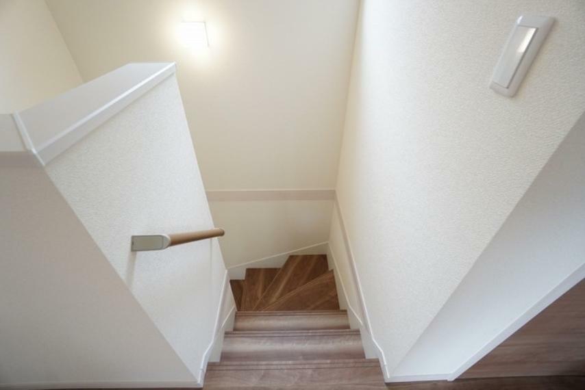 ご年配の方でも安心できる、手すり付き階段。段差も低めで設定されており、安全性にも優れていますね＾＾
