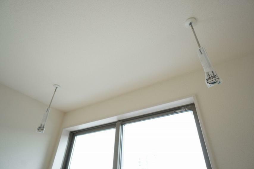 居室には室内干しができる物干し台が天井から設置されていて梅雨時期などにとても便利です。