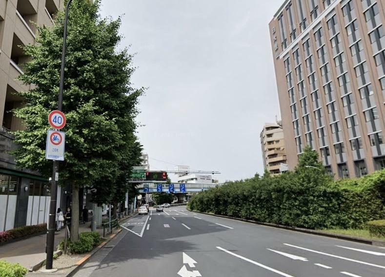 外観写真 オフィス街の飯田橋や市ヶ谷、麹町へも一本でアクセス可能な護国寺駅前のマンションです。