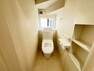 トイレ 《H号棟　1階トイレ》LIXILのベーシアシャワーはオート洗浄と壁リモコンつきで、使いやすいシャワートイレ。お掃除リフトアップ機能やフチレス形状でお掃除しやすく、エコロジーな超節水タイプ。