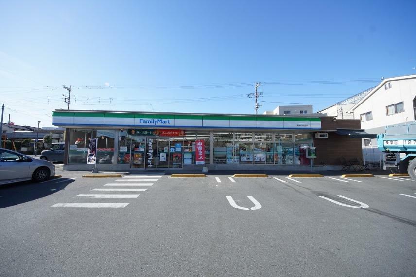 コンビニ ファミリーマート青梅成木街道店